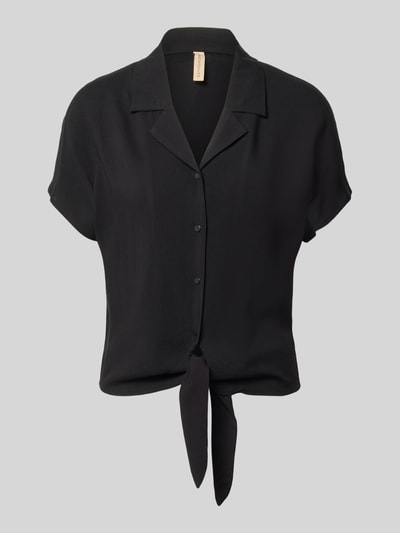Produktfoto, schwarze Regular Fit Bluse aus reiner Viskose mit Reverskragen, Knopfleiste und Knotendetail, Modell 'RADIA' von Soyaconcept, Rückenlänge 55 cm, Ärmellänge 10 cm, glatte Textur