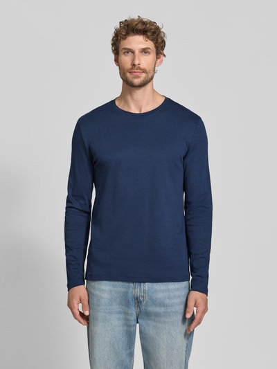 Männermodel trägt Longsleeve aus reiner Baumwolle von Christian Berg Men in Dunkelblau, lockere Passform, Ganzkörperansicht von vorne.