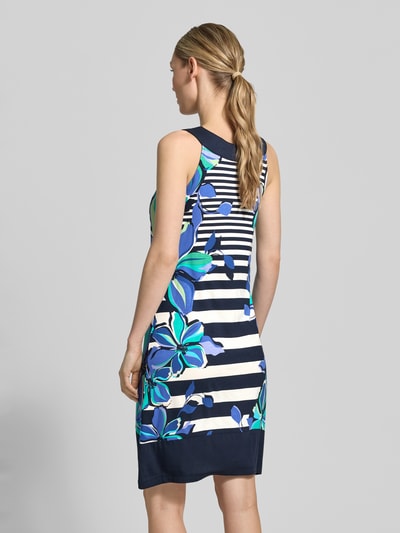 Frauenmodel trägt Knielanges Kleid aus Viskose-Mix mit Rundhalsausschnitt von Betty Barclay, bunt mit Streifen und Blumen, Straight Fit, Stretch-Anteil, Knielänge, Rückansicht, Rückenlänge bei Größe 36: 81 cm, Brustweite bei Größe 36: 43 cm, Ganzkörperansicht Rückansicht