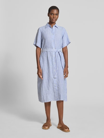 Frauenmodel trägt Hemdblusenkleid aus Leinen mit Bindegürtel von Gant, Taillierter Schnitt, Midikleid, Hemdblusenkragen, Knopfleiste, Ganzkörperansicht von vorne.
