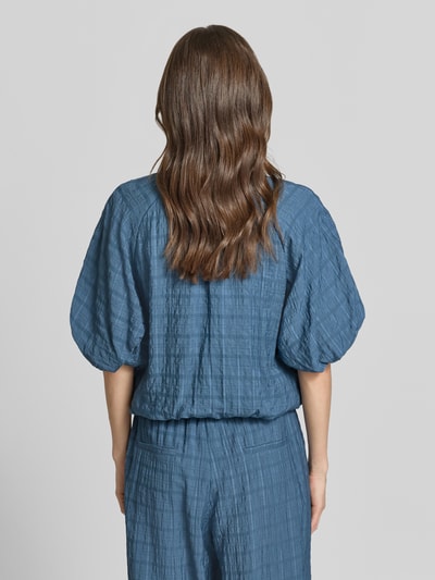 Vrouwenmodel draagt Regular Fit Blouse met structuurpatroon van Jake*s Casual in blauw met ballon look, ruglengte maat 36: 50 cm, mouwlengte maat 36: 38 cm, ronde hals, casual stijl, geheelopname achteraan.