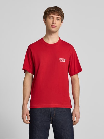 Männermodel trägt Herren T-Shirt mit Statement-Print Modell 'NORREBRO' von Jack & Jones aus Reine Baumwolle, Gerader-Schnitt, Rundhalsausschnitt, Ganzkörperansicht von vorne.