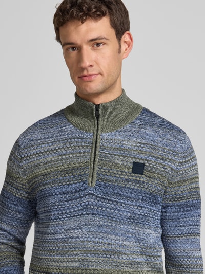 Männermodel trägt Strickpullover mit gerippten Abschlüssen von PME Legend, reine Baumwolle, Regular-Fit, Stehkragen, Nahaufnahme Oberkörper.