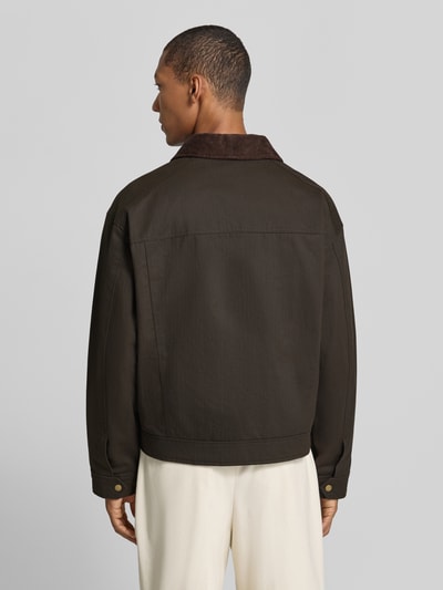 Männermodel trägt Regular Fit Blouson aus reiner Baumwolle Modell 'MONTANA' von Selected, unifarbenes Twill, Ganzkörperansicht Rückansicht.