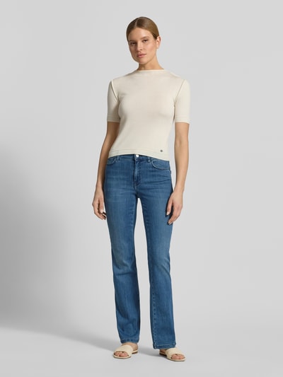 Modelka nosi Bootcut Jeans mit Eingrifftaschen von Marella, mieszanka modalu i bawełny, efekt znoszenia, wpuszczane kieszenie, niebieski. Ganzkörperansicht von vorne.