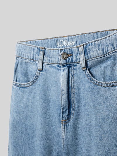 Produktfoto, Slim Fit Bermudas aus reiner Baumwolle von s.Oliver RED LABEL, hellblauer Denim, sichtbare Nähte, Detailaufnahme Bund und Taschen