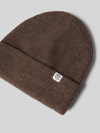 Produktfoto, Mütze aus reiner Wolle Modell 'LOWEE ICON' von MSCH Copenhagen in brauner Strick-Optik mit breitem Umschlag und Label-Patch.