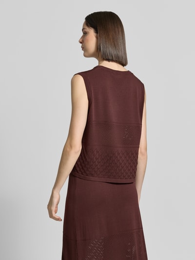 Frauenmodel trägt Pullunder aus Viskose-Mix Modell 'Lucky' von FREE/QUENT in Regular-Fit, Rückenlänge bei Größe S 52 cm, Ganzkörperansicht Rückansicht.