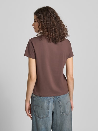 Frauenmodel trägt T-Shirt mit Rundhalsausschnitt und Logo-Stitching von Review, Braunton, Baumwoll-Mix mit Stretch-Anteil, Rückansicht