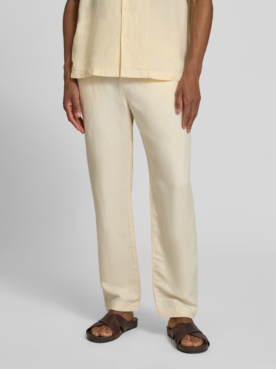 Männermodel trägt Straight Leg Stoffhose aus Leinen-Mix von Lacoste, Optik: Unifarben, Materialverarbeitung: Flammgarn, Nahaufnahme Unterkörper.