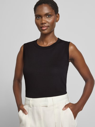 Frauenmodel trägt schwarzes, unifarbenes Tanktop mit Rundhalsausschnitt Modell 'Ilayda' von OPUS aus reiner Baumwolle, Nahaufnahme Oberkörper.