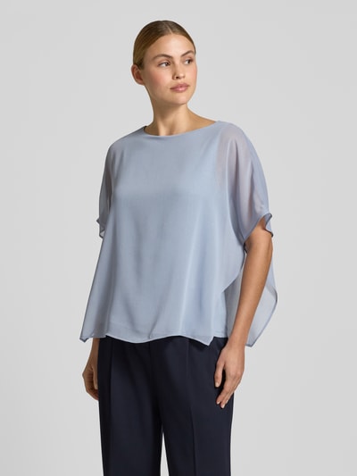Frauenmodel trägt Loose Fit Top aus Viskose-Mix von s.Oliver BLACK LABEL in Hellblau, Chiffon, unifarben, U-Boot-Ausschnitt, Ganzkörperansicht von vorne
