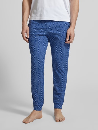 Männermodel trägt Pyjama-Hose im Allover-Look von Schiesser in Blau mit feinem Muster, reine Baumwolle, Regular Fit, Nahaufnahme Unterkörper