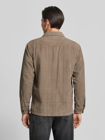 Männermodel trägt Regular Fit Hemdjacke im Allover-Look Modell 'OLIVER' von JACK & JONES, Braunton, strukturierte Baumwolle, Ganzkörperansicht Rückansicht, Herren Hemdjacke, Kentkragen, Brusttaschen, Label-Detail, Rückenlänge bei Größe M 64 cm.