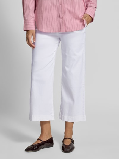 Frauenmodel trägt Loose Fit Culotte aus Baumwoll-Mix Modell 'PAM CULOTTE' von Raphaela By Brax in Weiß, unifarben, cropped, Nahaufnahme Unterkörper.