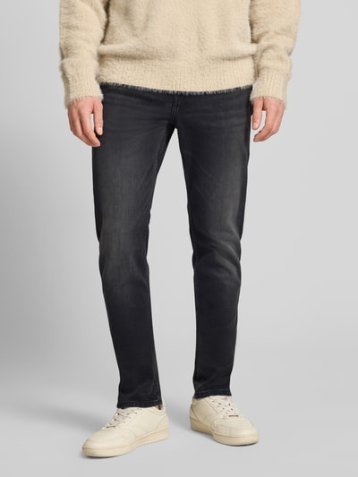 Männermodel trägt Jeans mit 5-Pocket-Design von Calvin Klein Jeans in Schwarz, Slim Fit, Baumwoll-Elasthan-Mix, Ganzkörperansicht von vorne.
