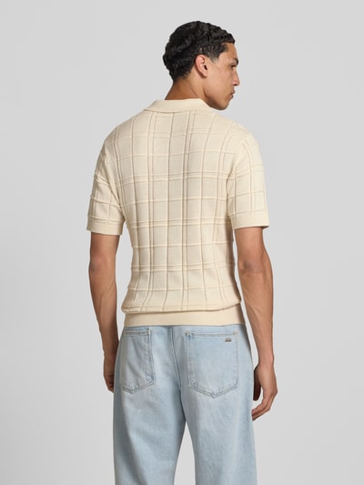 Männermodel trägt Modern Fit Poloshirt mit Logo-Stitching von REVIEW aus Reine Baumwolle, Strukturmuster, Polokragen, kurzer Reißverschluss, Rückenlänge bei Größe M: 66 cm, Ganzkörperansicht Rückansicht.
