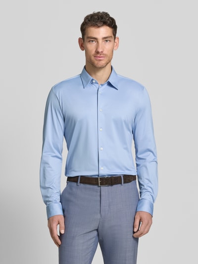 Männermodel trägt Slim Fit Businesshemd mit Kentkragen Modell 'ROAN' von BOSS, Optik: Unifarben, Passform: Slim Fit, Knopfleiste: einreihig, Ganzkörperansicht von vorne.