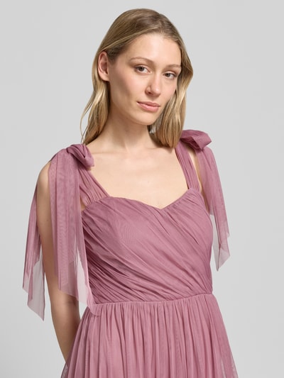 Frauenmodel trägt Knielanges Cocktailkleid im Stufen-Look von LACE & BEADS mit Mesh, A-Linie, Drapierungen, Nahaufnahme Oberkörper