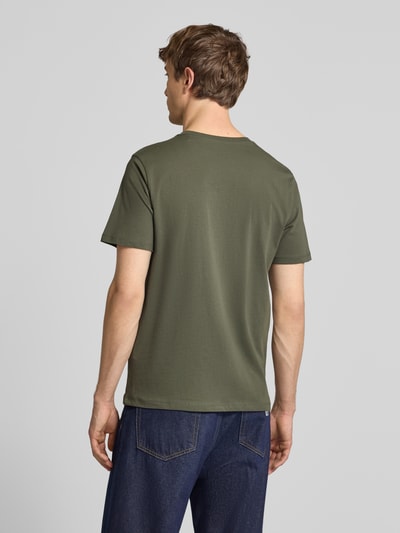Männermodel trägt Regular Fit T-Shirt aus reiner Baumwolle Modell 'EGGO' von Pepe Jeans, Optik: Unifarben, Ganzkörperansicht Rückansicht.