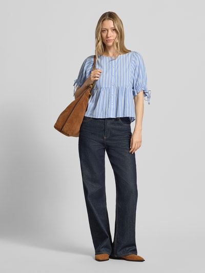 Frauenmodel trägt Relaxed Fit Bluse aus Baumwoll-Viskose-Mix von Tom Tailor Denim mit Optik:Allover-Muster, gestreift, 1/2-Arm, Ballonärmel, Rundhals, Raffungen, einreihige Knopfleiste, in Blau und Weiß, strukturierte Textur, Ganzkörperansicht von vorne.