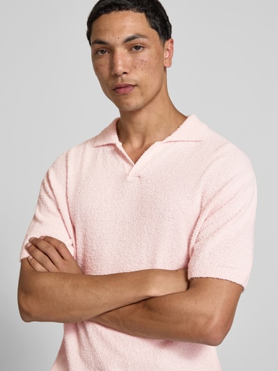 Männermodel trägt Regular Fit Poloshirt in Strick-Optik von Closed, aus Baumwoll-Mix in zartem Rosa, Nahaufnahme Oberkörper.