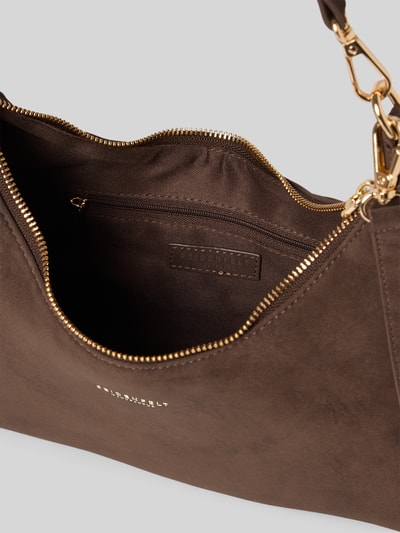 Produktfoto, Shoulder Bag in Leder-Optik Modell 'Rena' von Seidenfelt in Braun, sichtbares Hauptfach mit Reißverschluss und Logo-Detail, strukturierte Oberfläche