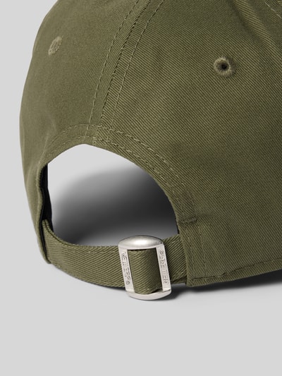 Produktfoto, olivgrüne Baumwoll-Base Cap mit Motiv-Stitching, Logo-Stitching und Curved Visor, Base Cap mit Motiv-Stitching von New Era