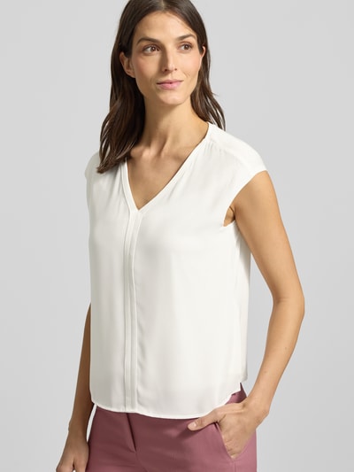 Vrouwenmodel draagt T-Shirt met V-hals van comma, wit, regular fit, viscose-elastaan mix, ruglengte 53 cm, vooraanzicht bovenlichaam