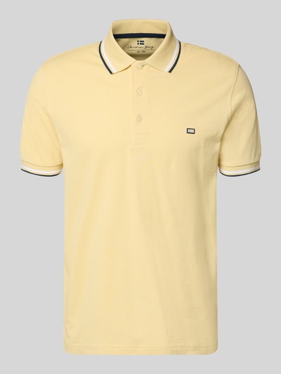 Produktfoto, Regular Fit Poloshirt mit Kontraststreifen von Christian Berg Men in Gelb, reine Baumwolle, kurze Ärmel, feine Struktur