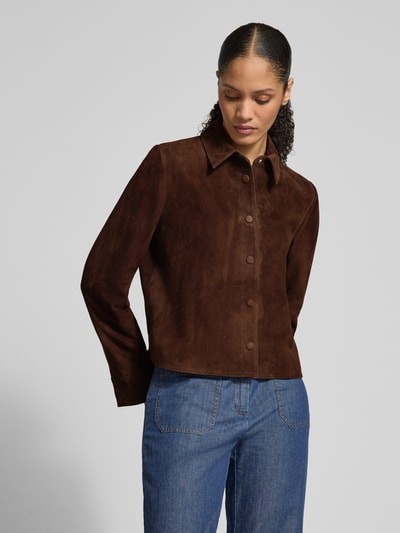 Frauenmodel trägt Lederjacke mit Knopfleiste von Jake*s Collection in Braun, Regular Fit, Umlegekragen, Ärmel mit Knopfverschluss, Nahaufnahme Oberkörper.