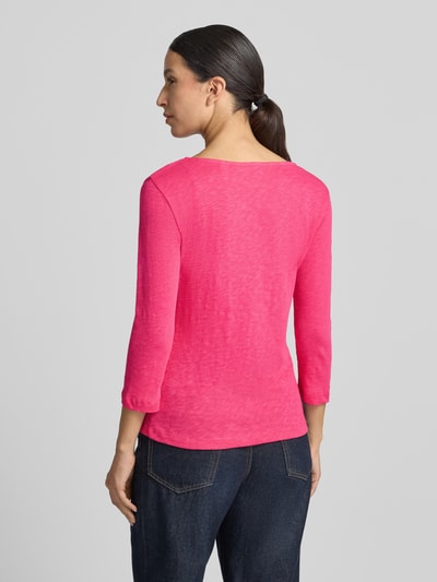 Männermodel trägt Longsleeve mit 3/4-Arm von Christian Berg Woman aus bawełna, prosty krój, okrągły dekolt, Długość tyłu w rozmiarze S: 56 cm, Ganzkörperansicht Rückansicht