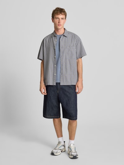 Männermodel trägt Regular Fit T-Shirt aus Baumwoll-Mix Modell 'Organic' von JACK & JONES, dezentes Blau, Baumwollstruktur, Ganzkörperansicht von vorne, Herren T-Shirt Regular Fit mit Rundhalsausschnitt, Rückenlänge Größe M 70 cm.