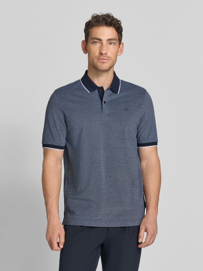 Männermodel trägt Regular Fit Poloshirt mit Label-Stitching von bugatti in Dunkelblau, Knopfleiste, reine Baumwolle, Nahaufnahme Oberkörper.
