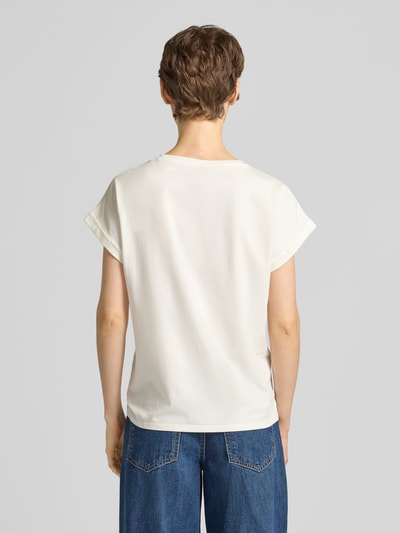 Frauenmodel trägt T-Shirt mit fixiertem Ärmelaufschlag Modell 'RINA' von Soyaconcept, cremeweiß, Baumwoll-Mix, Rückenansicht Ganzkörperansicht.