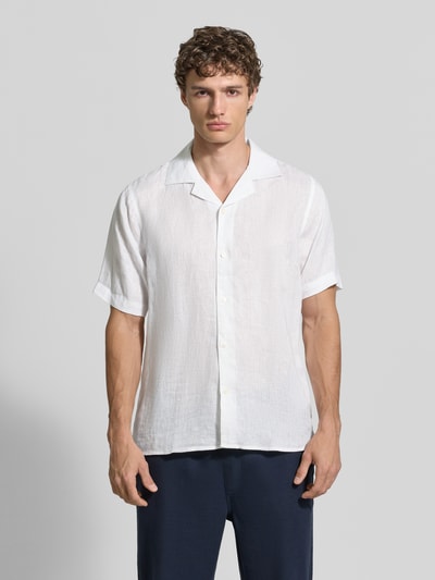 Männermodel trägt Modern Fit Freizeithemd aus Leinen Modell 'CAMICIA' von MARKUP mit Kentkragen und Knopfleiste, Ganzkörperansicht von vorne. Rückenlänge bei Größe M 74 cm, Schulterbreite 43 cm, Ärmellänge 26 cm, feine Leinenstruktur in Weiß, glatte Haptik.