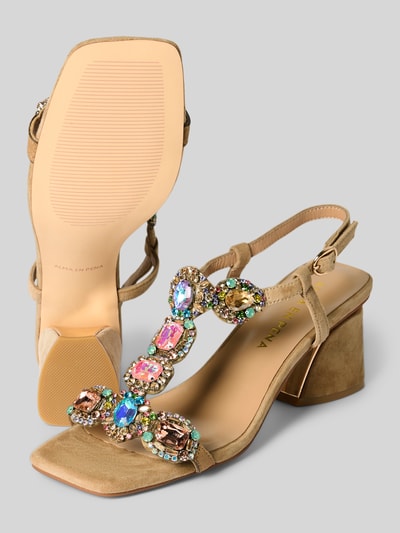 Produktfoto, Sandalette mit Ziersteinbesatz und Blockabsatz von ALMA EN PENA, Damen Sandalette aus Leder-Textil-Mix, Riemen mit Dornschließe, Absatzhöhe 7 cm bei Größe 40, beige mit funkelnden Ziersteinen, klare Kanten und samtige Textil-Oberfläche