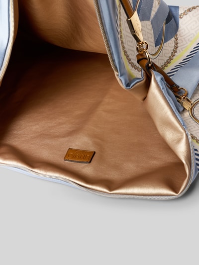 Produktfoto, Handtasche mit Tragehenkel Modell 'FOULARD' von Liu Jo White aus satinartigem Material, Hauptfach mit Reißverschluss, innen beige, Label-Applikation, abgerundete Ecken, strukturierte Oberfläche, dekorativer Taschenanhänger, Maße: 70x40x5 cm, Schulterriemen 38 cm.