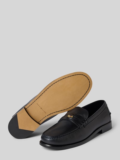Produktfoto, Loafer aus echtem Leder von Tommy Hilfiger, czarne, gładkie, kwadratowy przód, blokowy obcas, skórzane, widoczna label-aplikacja