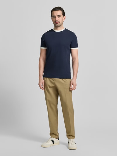 Männermodel trägt Slim Fit T-Shirt mit Rundhalsausschnitt von MCNEAL, navy, reine Baumwolle, kurzärmelig, Ganzkörperansicht von vorne.