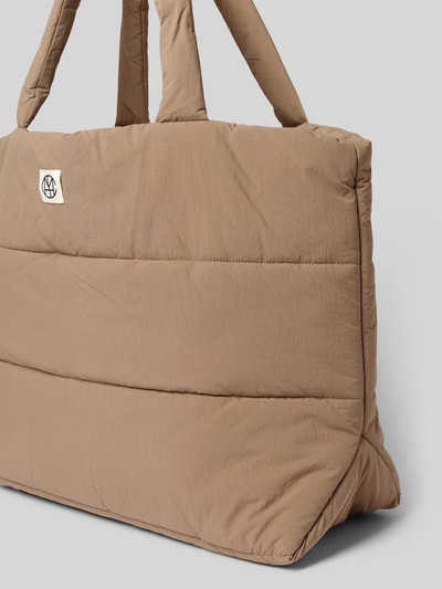Produktfoto, Shopper mit Label-Detail Modell 'SASJA' von MSCH COPENHAGEN, Steppnähte, Hauptfach mit Druckknopfverschluss, Tragehenkel, beige Textur
