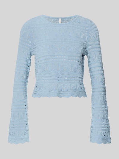 Produktfoto, hellblauer Cropped Strickpullover aus Baumwoll-Mix Modell 'ELKE' von Only im Boxy Fit und Lochstrickmuster auf weißem Hintergrund.