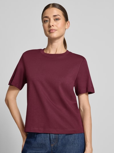 Kobiece model prezentuje Regular Fit T-Shirt aus reiner Baumwolle von s.Oliver RED LABEL w kolorze bordowym, tekstura gładka, krój regular fit, widok na górną część ciała z przodu