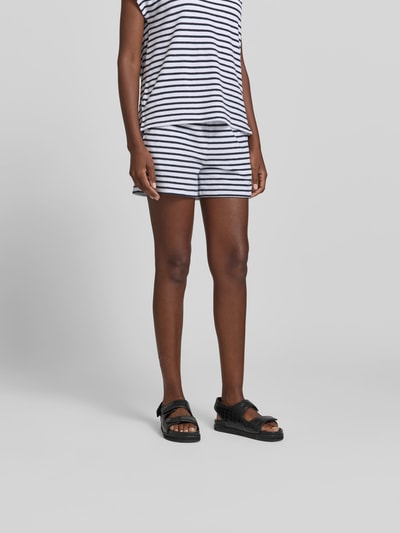Frauenmodel trägt Shorts in Frottee-Optik von Juvia, Baumwoll-Mix, Regular Fit, elastischer Bund, Tunnelzug, Ganzkörperansicht von vorne.