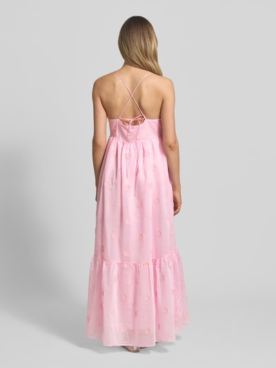Frauenmodel trägt Midikleid aus Lyocell-Mix Modell 'Cherish' von SUNCOO PARIS in Rosa mit floraler Zierbesatz, Spaghetti-Träger, Ganzkörperansicht Rückansicht. Rückenlänge bei Größe S 118 cm, Brustweite bei Größe S 27 cm.