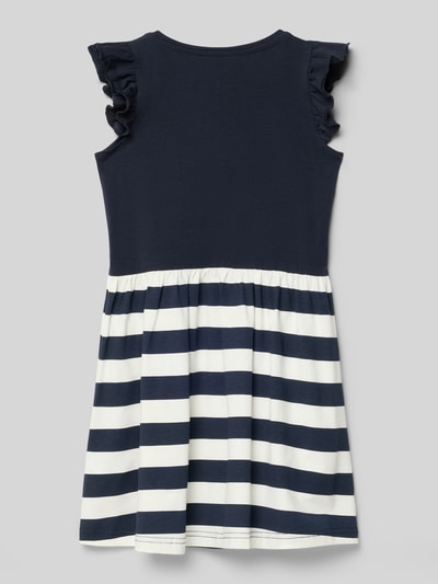 Mädchen trägt Regular Fit Kleid mit Rüschenbesatz von Blue Seven, navy-weiß gestreift, Baumwoll-Mix, Ganzkörperansicht Rückansicht.