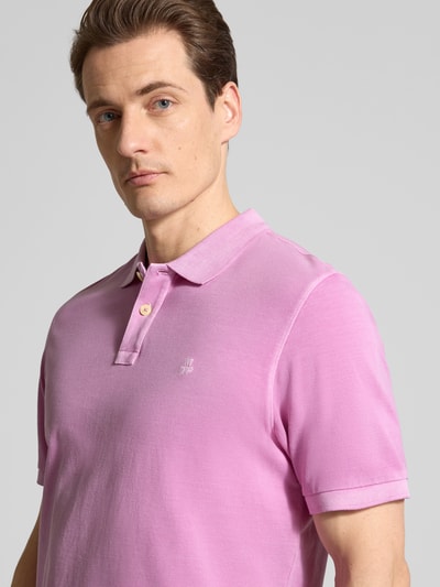 Männermodel trägt Regular Fit Poloshirt aus reiner Baumwolle von Marc O'Polo, unifarben, Logo-Stitching, Nahaufnahme Oberkörper.