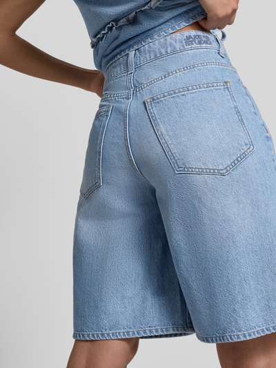 Frauenmodel trägt Bermudas in Denim-Optik von JAKE*S STUDIO WOMAN, lockerer Schnitt, hellblaue Farbe, 5-Pocket-Design, Ganzkörperansicht Rückansicht.
