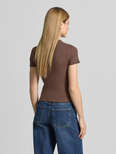Modelka nosi T-Shirt mit Wellensaum von Jake*s Casual w kolorze brązowym, mieszanka bawełny z dodatkiem streczu, dopasowany krój, drobne prążkowanie, okrągły dekolt, falisty brzeg, damski t-shirt, długość tyłu w rozmiarze S: 52 cm, całkowity widok z tyłu.