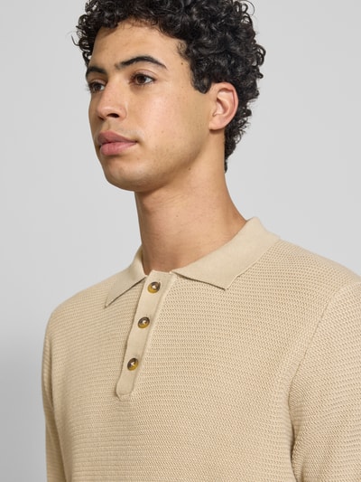 Männermodel trägt Regular Fit Poloshirt aus reiner Baumwolle Modell 'ERIC' von Only & Sons, Optik: Unifarben, Struktur, Polokragen, kurzarm, Strick, Nahaufnahme Oberkörper.
